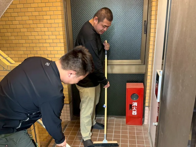 現場で協力して作業するスタッフ