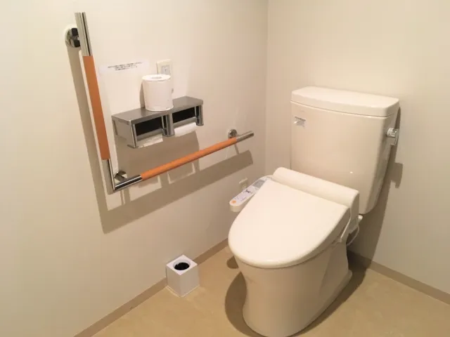 草加市の水回りリフォームで介護保険の対象になりやすい手すり付きトイレ